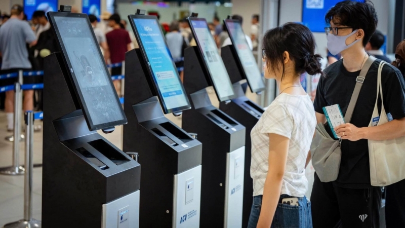 SÂN BAY NỘI BÀI TRIỂN KHAI KIOSK SINH TRẮC HỌC, CHECK-IN CHỈ MẤT KHOẢNG 10 GIÂY